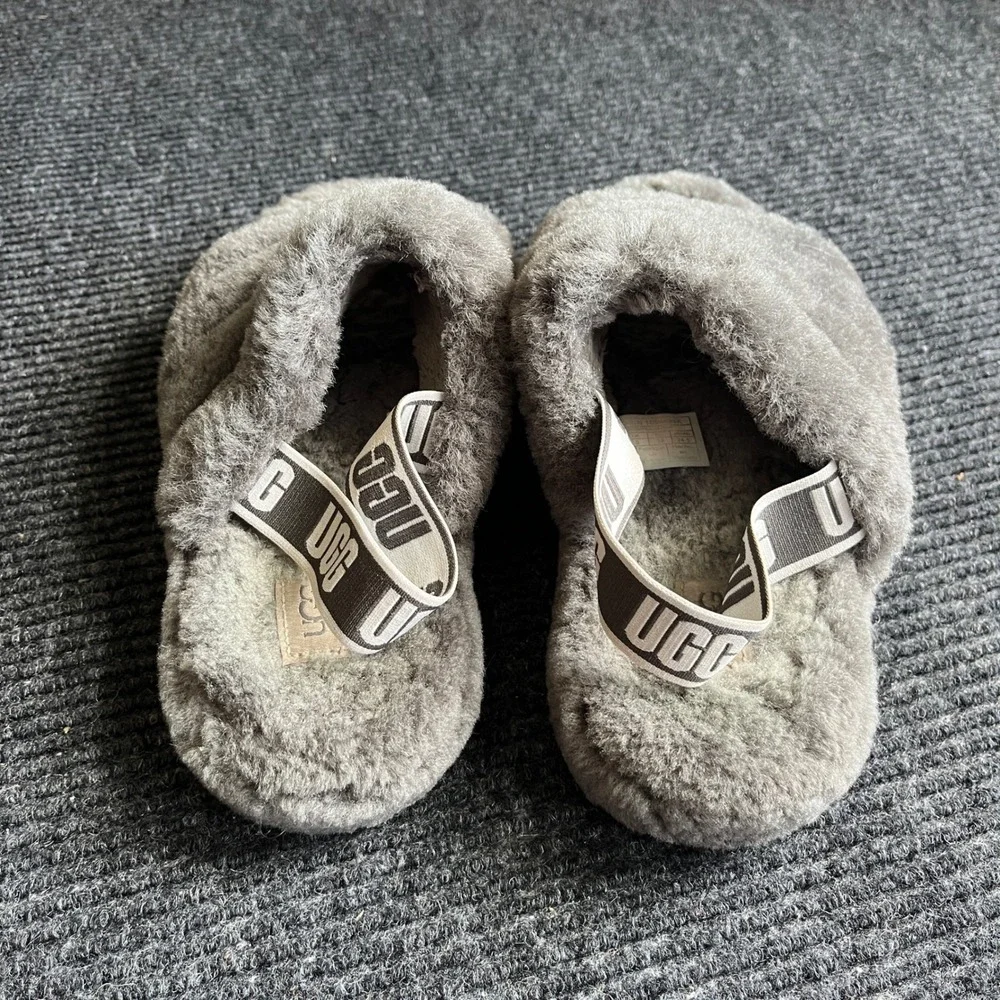 UGG Fluff Yeah Slide Kid Size 6 Charcoal Grey Sheepskin Elastic Slingback Sandal